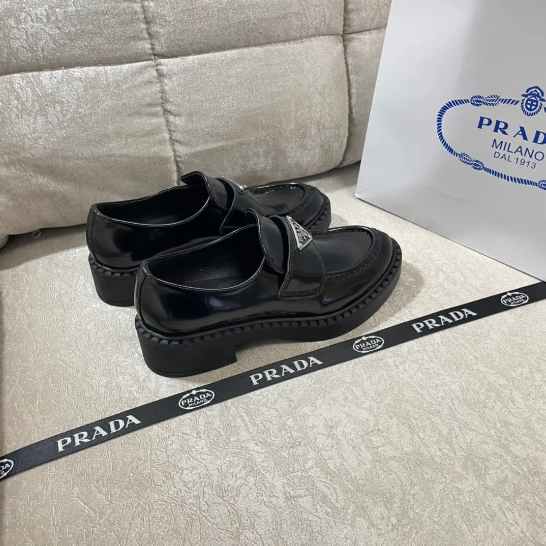 Factory direct sales p480🐘🐘Women's shoes, women's clothing Factory direct sales pRADA Official website synchronization # Unlimited out of stock at counters The purchasing version is strongly new Triangular silver buckle double bottom version Counter packaging Xiaohongshu Get Size: 35-40